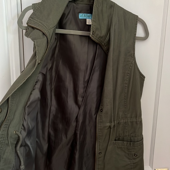 Dina Be size small army green vests. Condition: new - Picture 4 of 4